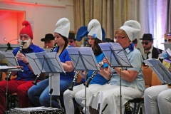 Verkleidet als Die Schlümpfe, Pinocchio und Co. spielt der Musikverein bekannte Melodien aus Film und Musical.